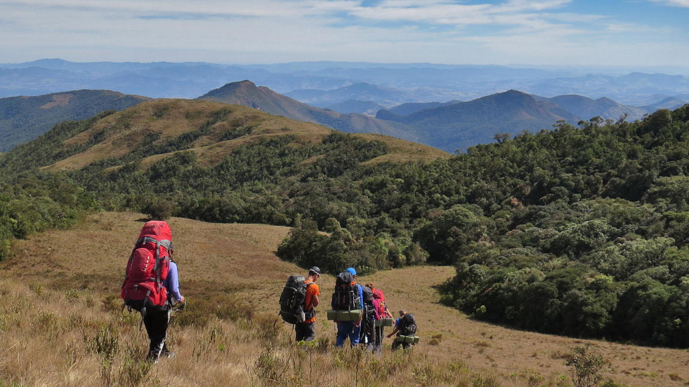 Grupo fazendo trekking nas montanhas.